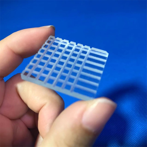 Plaque de verre de quartz fendue par haute pr&eacute;cision adapt&eacute;e aux besoins du client de laboratoire