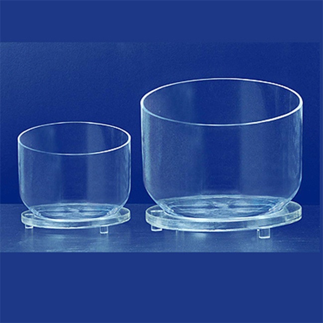 Каково влияние выбора материала кварцевого тигля на результаты экспериментов?